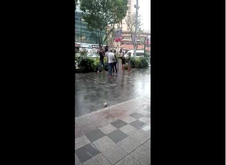 FIGHT IN BROAD DAYLIGHT AT ORCHARD TOWER (VIDEO)
