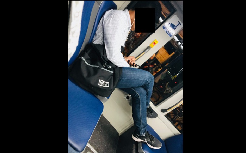 NETIZEN SPOTTED MAN PUT LEG ON BUS SEATS. GOLD SHOE AH?