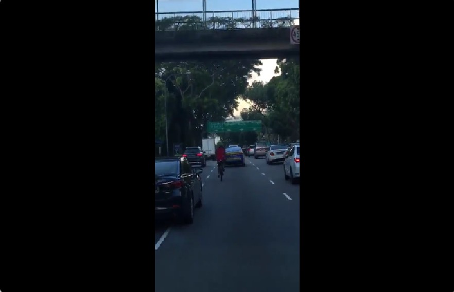 CYCLIST RIDES IN MIDDLE OF ROAD. WANT DIE SAY LA