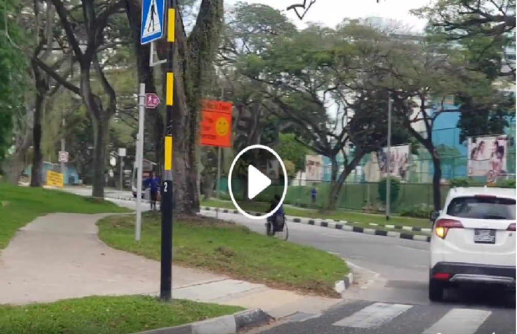 E-SCOOTERS NOT ENOUGH, NOW E-WHEEL CHAIR ALSO ON THE ROAD!