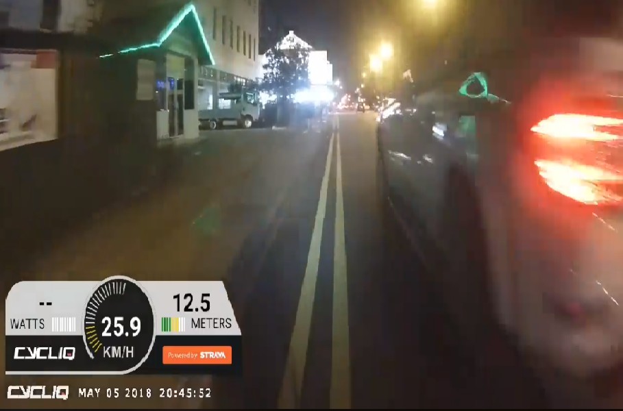 CYCLIST NIGHTMARE @ GEYLANG, VEHICLE DANGEROUSLY SPEEDS BY