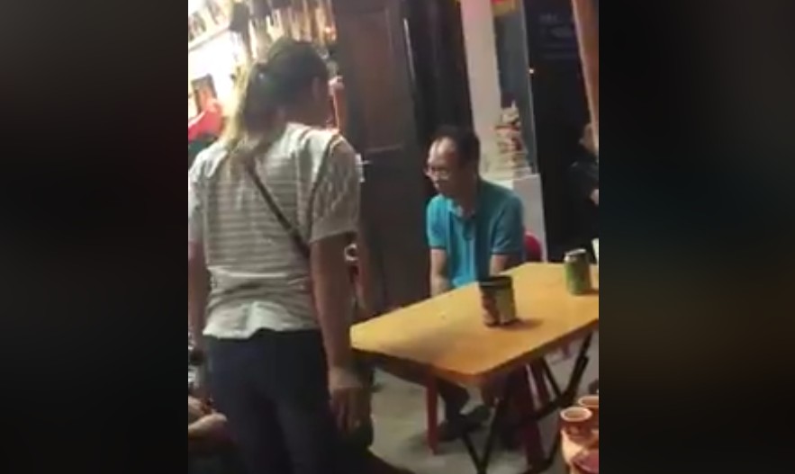 CHINESE MEDIUM IN BLUE SHIRT INTERROGATED AFTER MOLESTING A GIRL @ GEYLANG