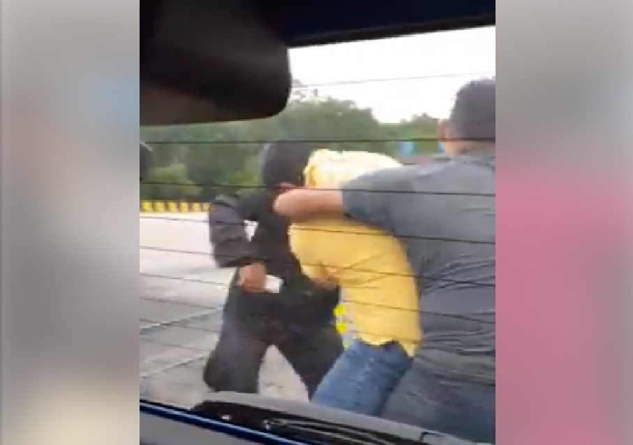 SINGAPOREAN FIGHTING MALAYSIAN AT 2ND LINK WAY