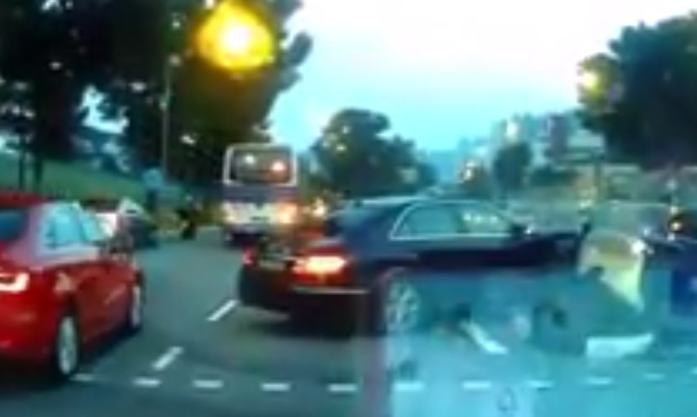 DRIVER KNOCKS DOWN TRAFFIC LIGHT AT UPPER BUKIT TIMAH!