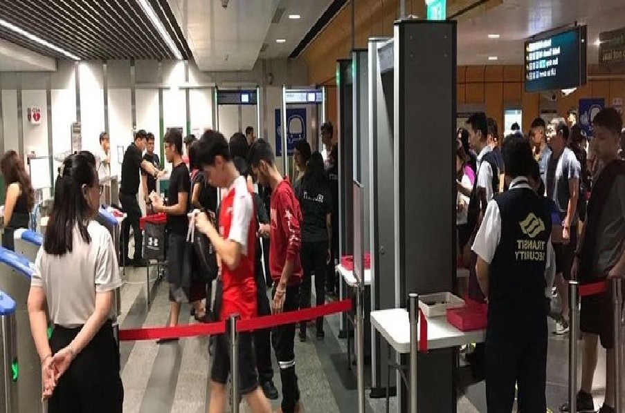 “SMRT SECURITY CHECK THINKS SHE IS POLICE OFFICER”