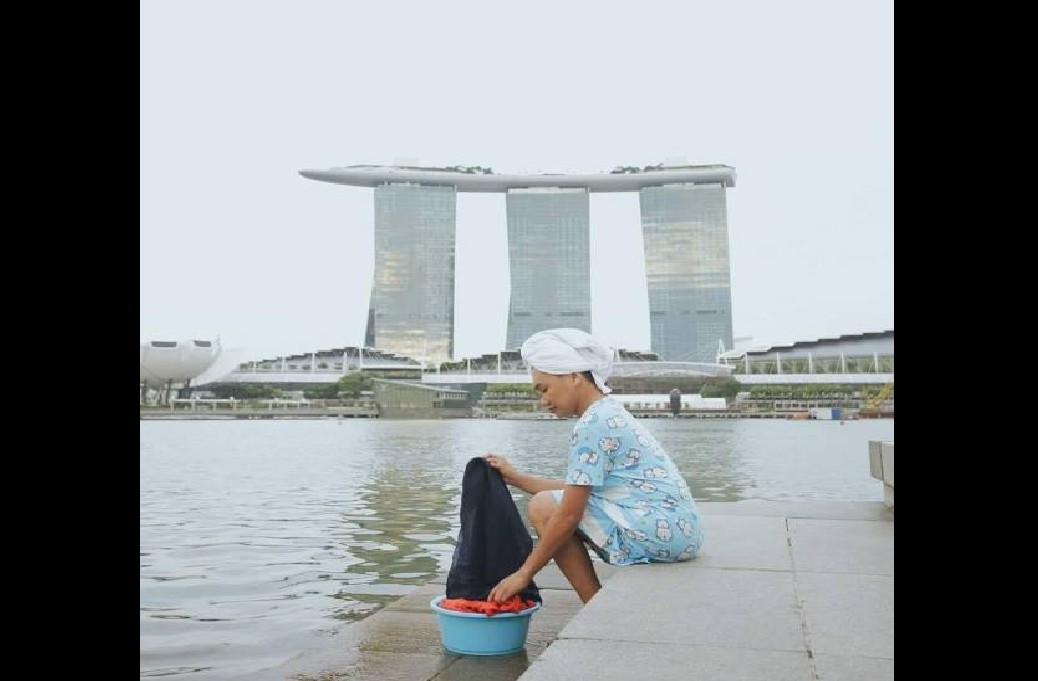 WOMAN SPOTTED WASHING CLOTHES AT MARINA BAY