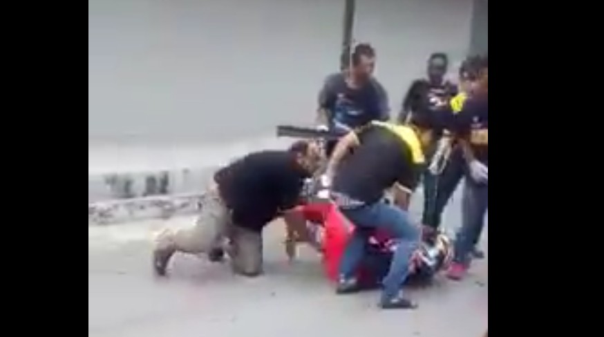 JOHOR CAR THIEVE TRIED TO MADE OFF CAR WITH SMALL BOY. BEATEN UP!