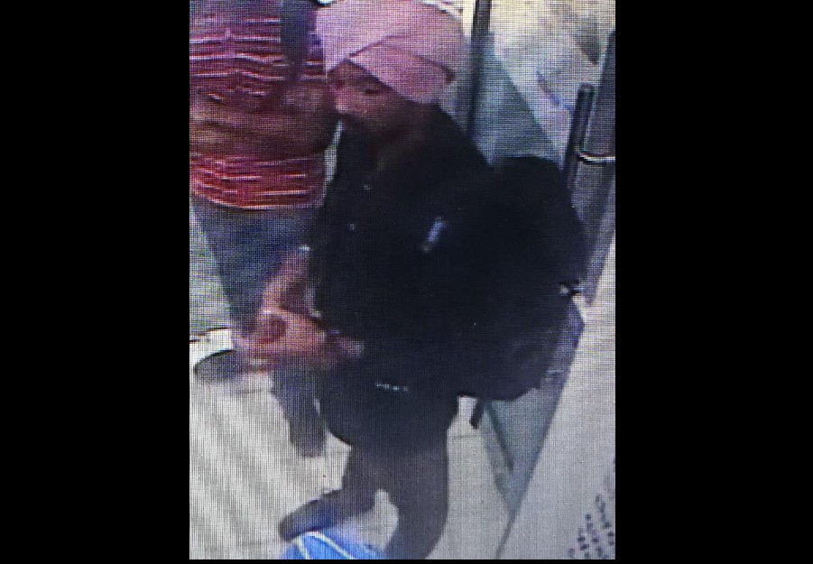 ATTEMPTED ARMED ROBBERY AT BOON LAY MRT STATION!!!