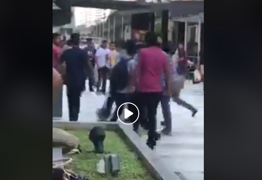 BUNCH OF MAN FIGHTING AT PAYA LEBAR IN DAYLIGHT!