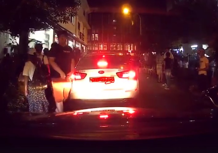 GUY CLAIM TAXI ROAD HOGGING FOR BUYING GEYLANG CIGARETTE