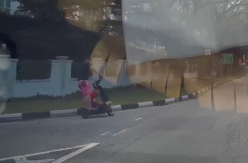 SPEEDING E-SCOOTER WITH KID NEARLY GET BANG BY CAR