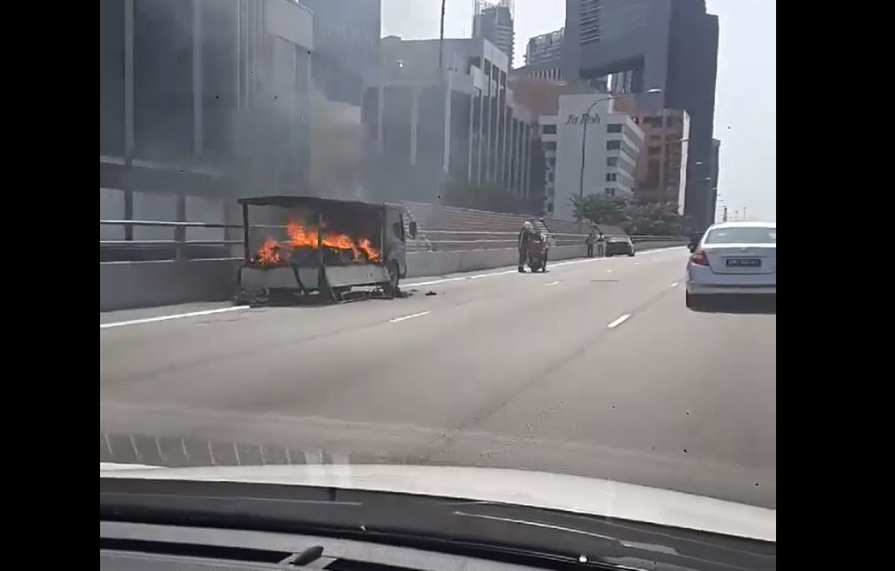 TRUCK CATCH FIRE AT TELOK AYER FLYOVER TOWARDS MCE