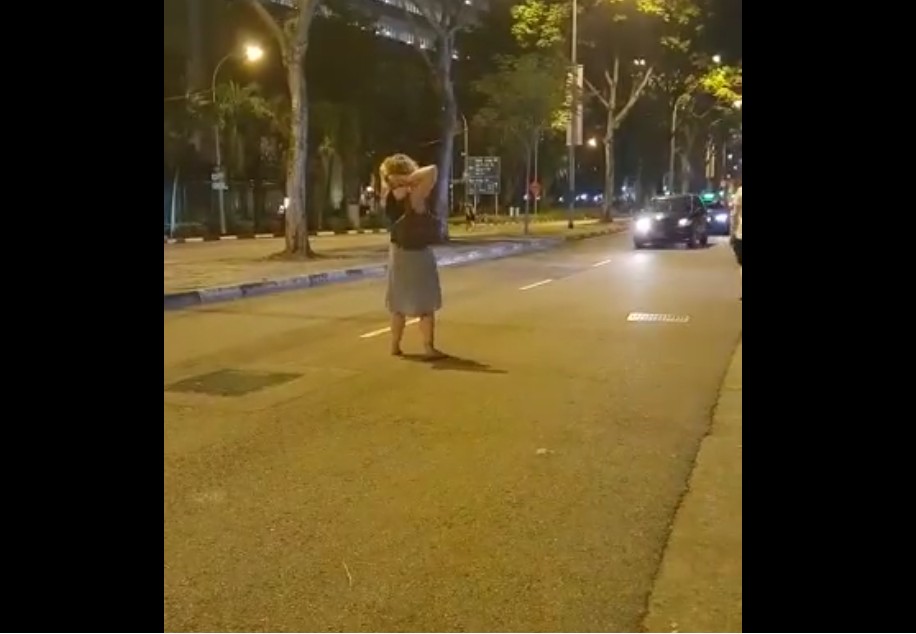 FOREIGN TALENT DRUNKARD DANCE AND BLOCK CARS ON ROAD