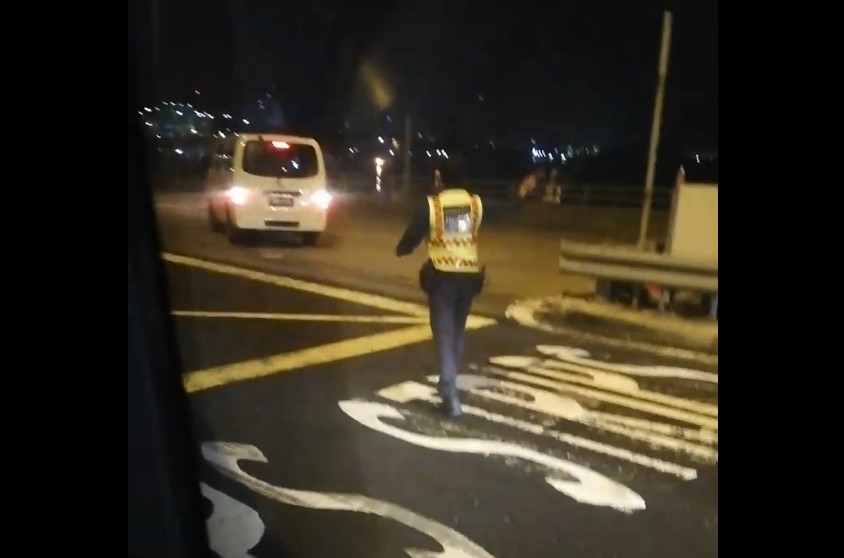 MINI BUS TRY CUT QUEUE AT CAUSEWAY. ASK TO RE-QUEUE!!