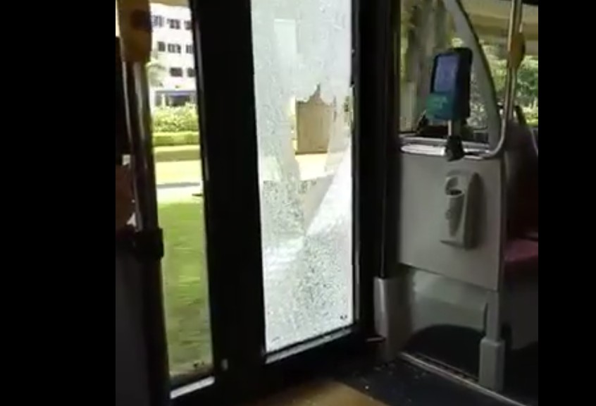 BUS GLASS BREAK STILL CAN DRIVE AH? GLASS FLY HOW?