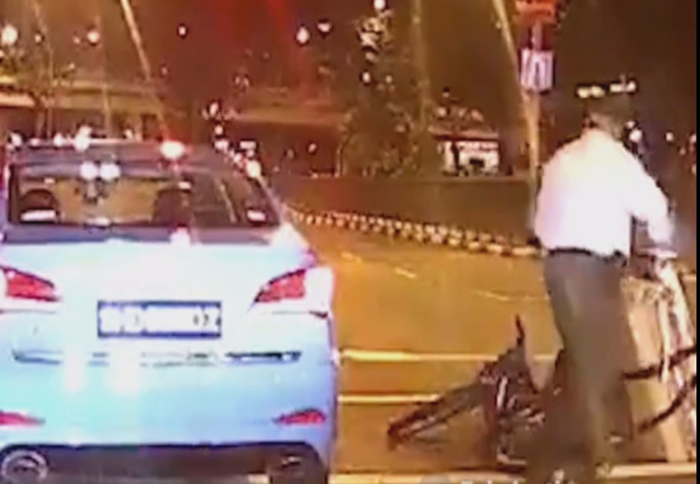 WOMAN WALKS AWAY AFTER MAKING ELDERLY FALL DOWN