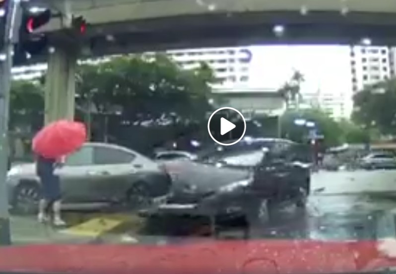 2 CARS ACCIDENT NEARLY BANG INTO SMALL BOY AT BEDOK
