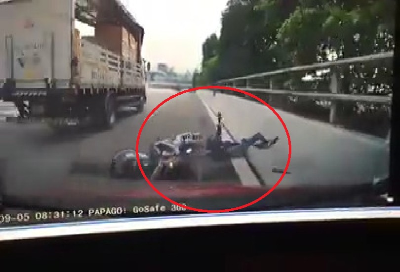 RIDER CHANGE LANE AT BEND BANG LORRY. BLAME OWNSELF?