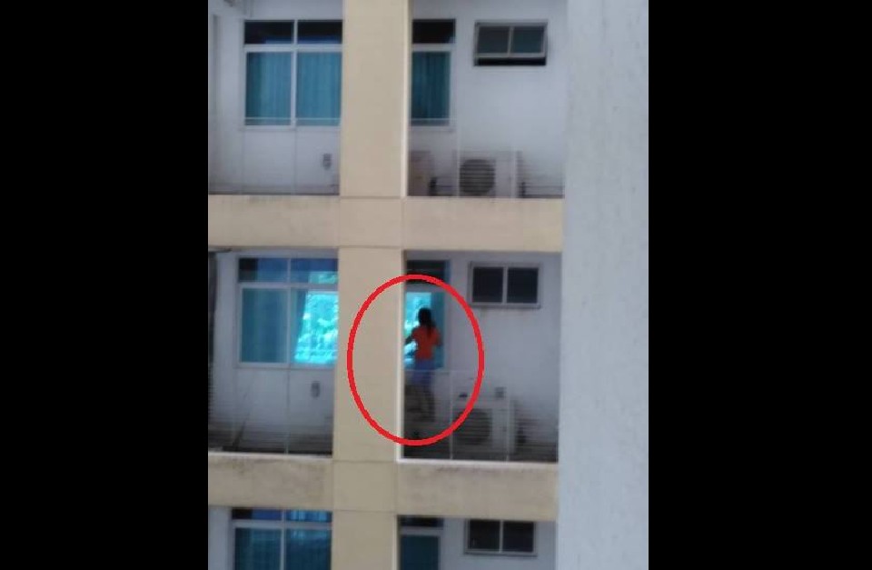 MAID RISKING LIFE FOR EMPLOYER TO CLEAN WINDOW AT JURONG EAST