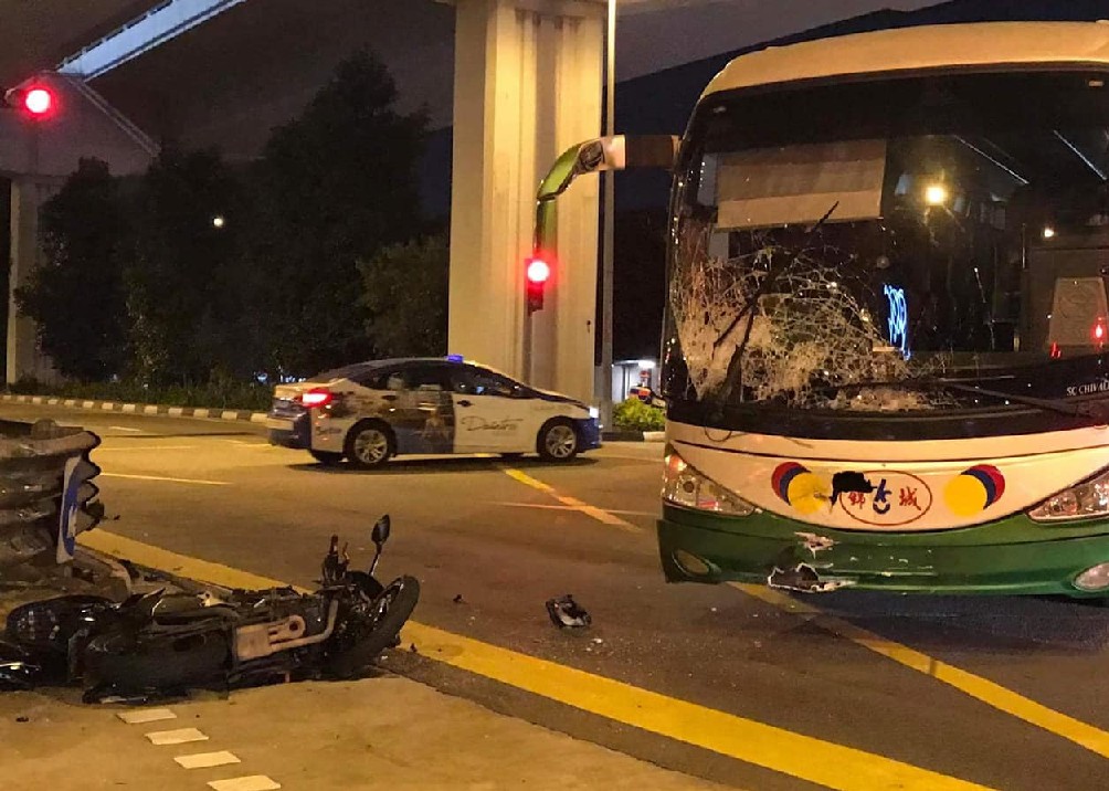 RIDER DIED AFTER ACCIDENT WITH BUS @ PASIR PANJANG RD