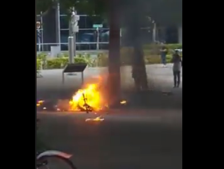 E-SCOOTER CATCH FIRE AT MARINA BOULEVARD!