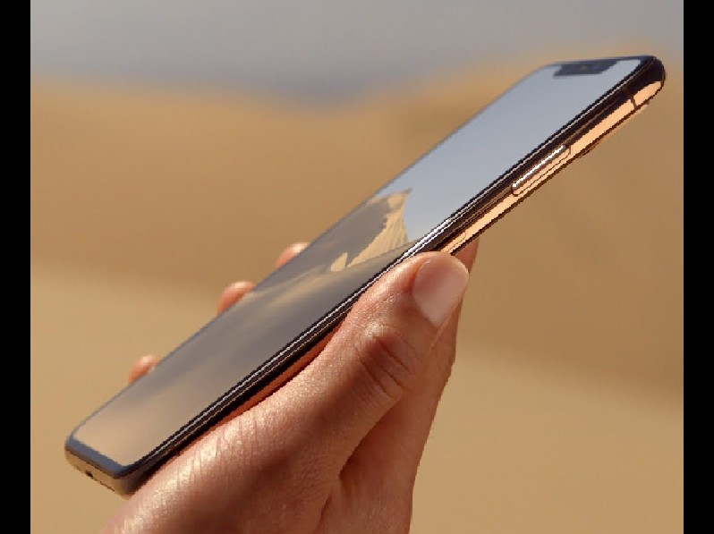 WANT TO GET THE IPHONE XS? THERE IS ALREADY A QUEUE FORMING…