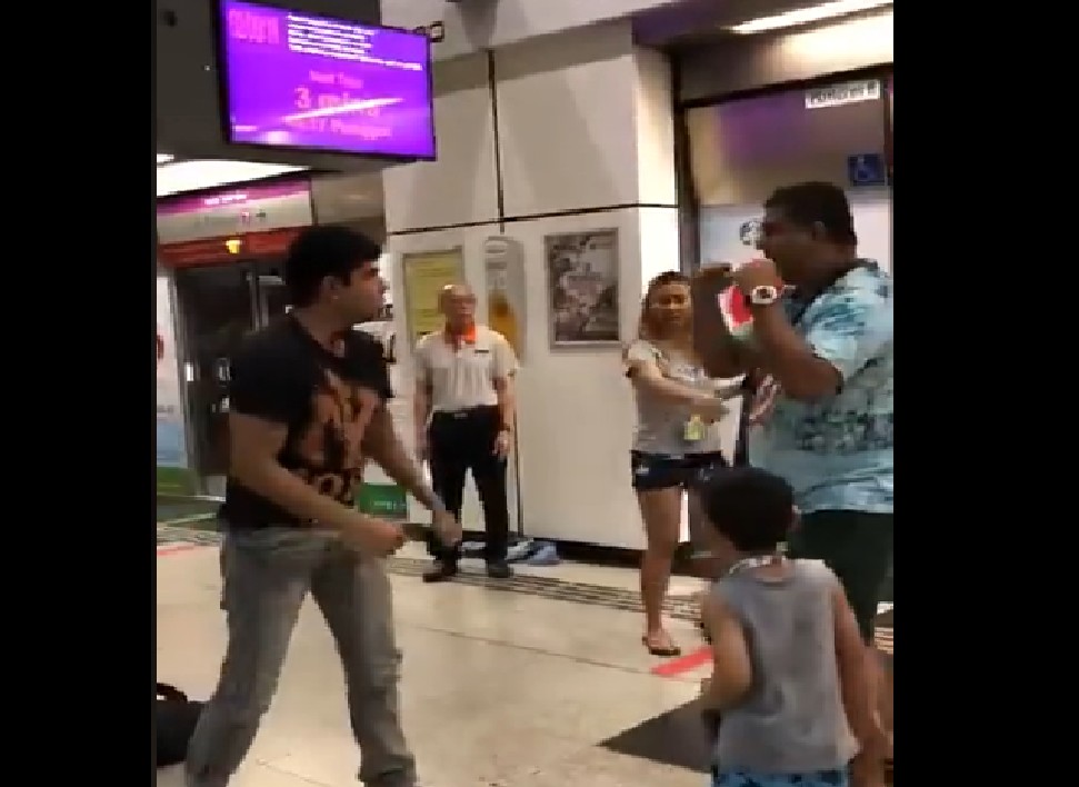 FIGHT AT DHOBY GHAUT MRT! ONE PUNCH KO!