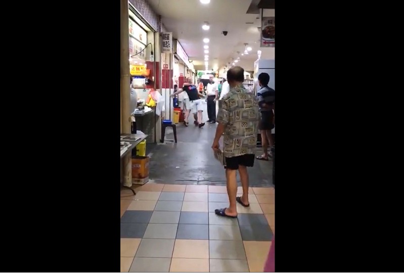 FIGHT AT ANG MO KIO MAKAN PLACE. SO FIERCE SIA