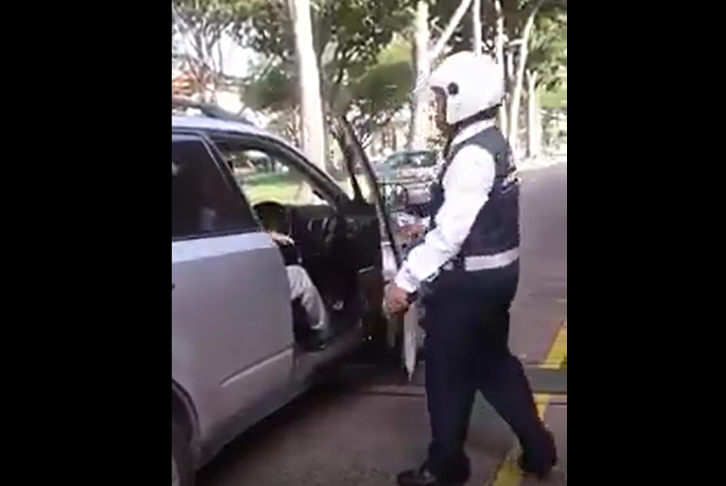 LTA OFFICER OPEN CAR DOOR AND SCOLD PEOPLE. CAN MEH?