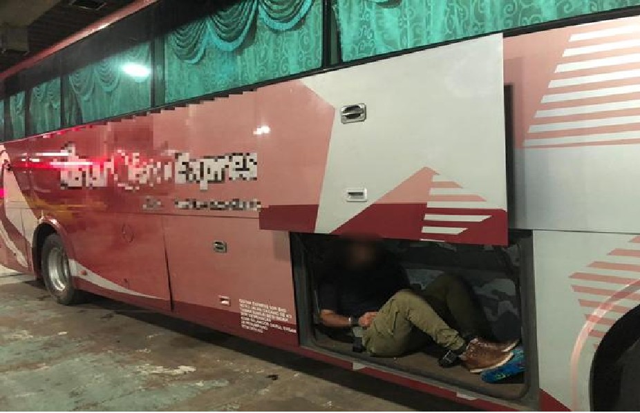 DRIVER CAUGHT TRYING TO SMUGGLE MAN OUT OF SG