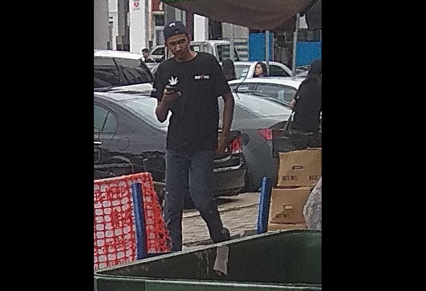 MAN APPROACH ME AT TAMPINES WHEN I WITHDRAW MONEY. BEWARE!