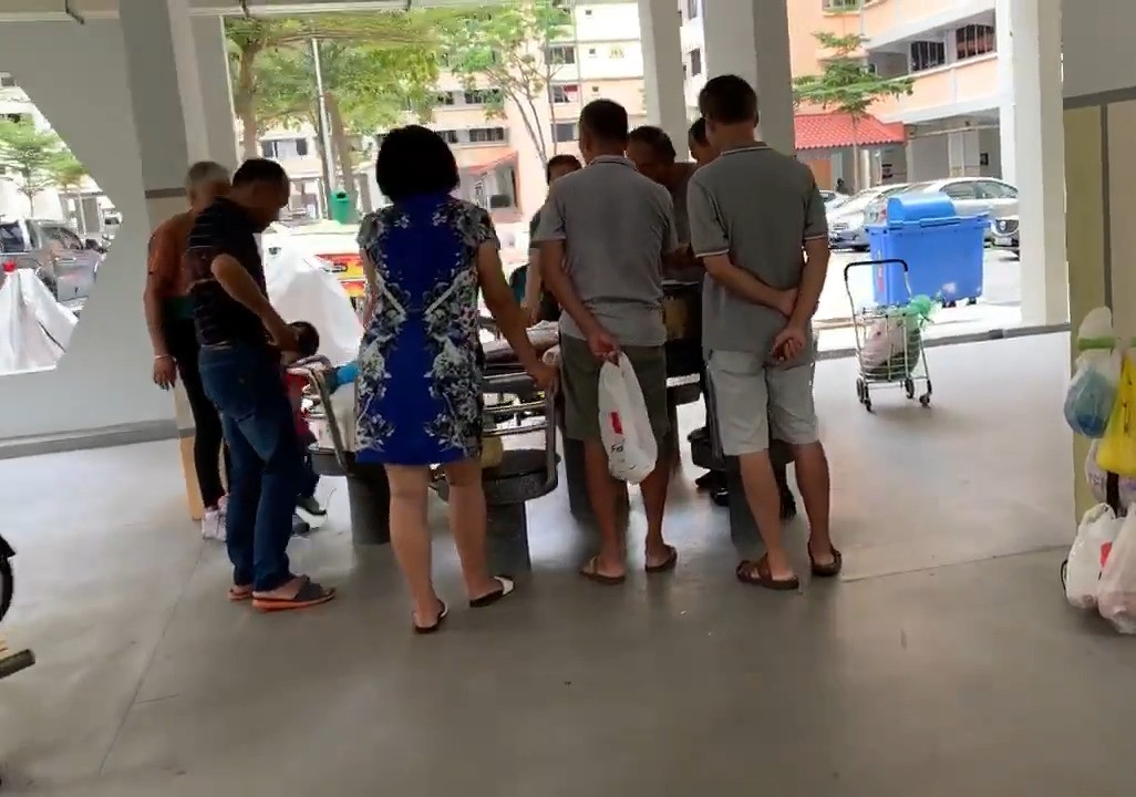 NETIZEN CLAIM MAN SELLING RAW PORK AT HDB VOID DECK