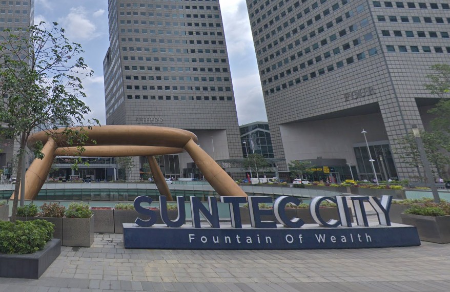 SECURITY GUARD PERFORM SEX ACT ON DRUNK GUY @ SUNTEC