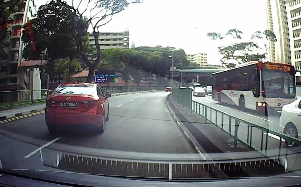 ANYHOW CUT LANE STILL GIVE MIDDLE FINGER!