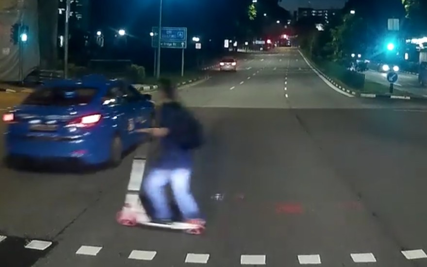 E-SCOOTER AUNTIE WANT YOU BURN PAPER MONEY FOR HER