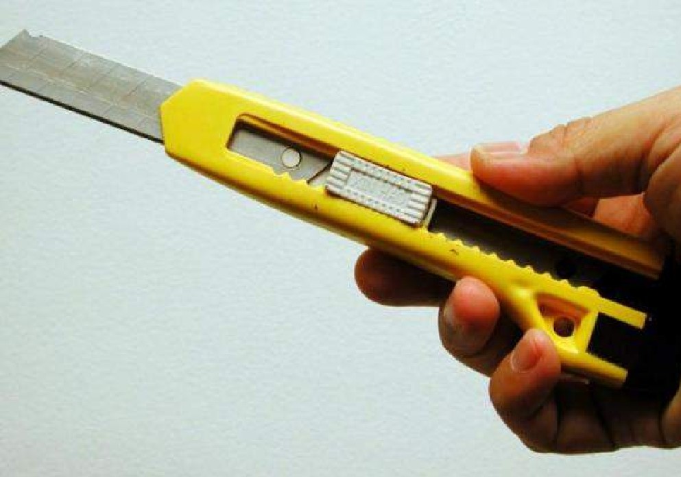 WOMAN ASSAULTED BY PEN KNIFE DUO AT JURONG WEST