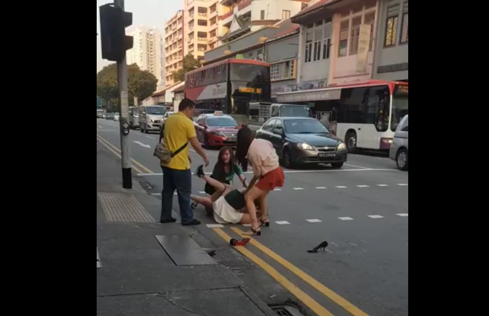GEYLANG VIETNAM GIRLS FIGHTING ON THE ROAD
