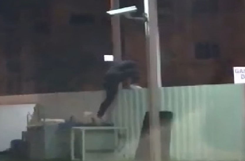 GUY VAULT OVER FENCE TO EVADE TAXI FARE @ BEDOK!!!