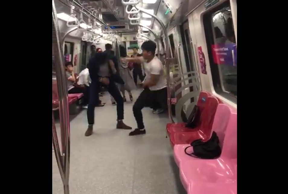 PUNK FIGHT IN TRAIN TELL PEOPLE “LAI” LAI YOUR LAO CB