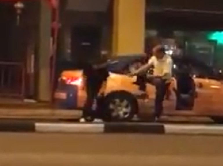 DRUNK PUNK FIGHTS TAXI UNCLE @ BALESTIER