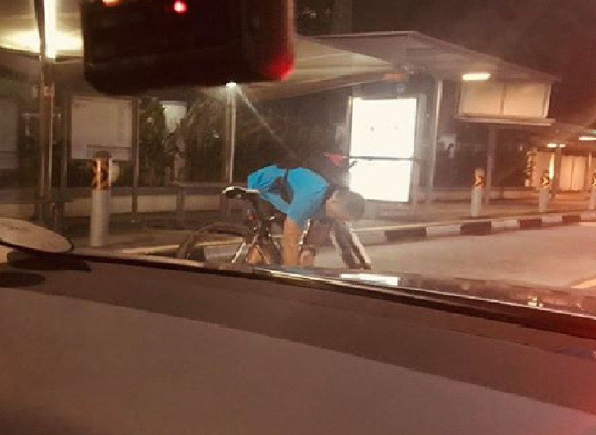 ANG MOH CYCLIST SPIT AT MY CAR AND KPKB. WE NEED SOME CSI