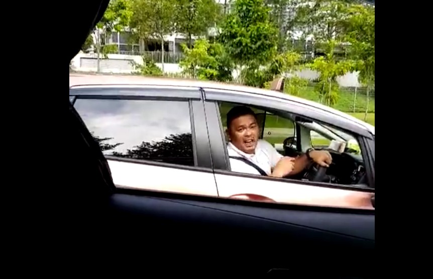TAXI DRIVER DISPUTE WHILE DRIVING. GANGSTER SIA?