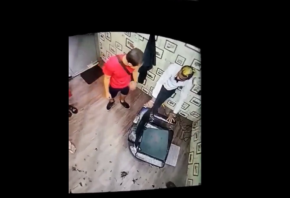MAN PUNCH BARBER BECAUSE HE SAY HE NOT FROM GANG