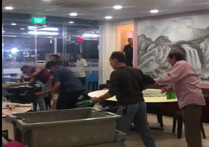 FIGHT AT GEYLANG LORONG 21 EATERY. BOTTLES FLYING!