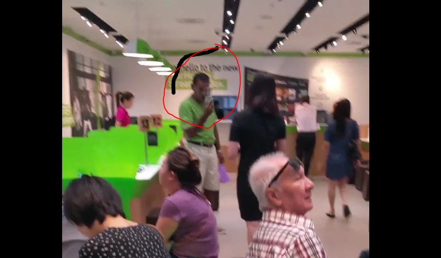 ANGRY CUSTOMER SHOUTING AT STARHUB MANAGER
