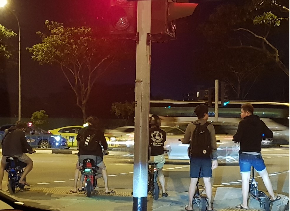 SPEEDING E-SCOOTER BOYS DASH RED LIGHT. WANT ACCIDENT AH?