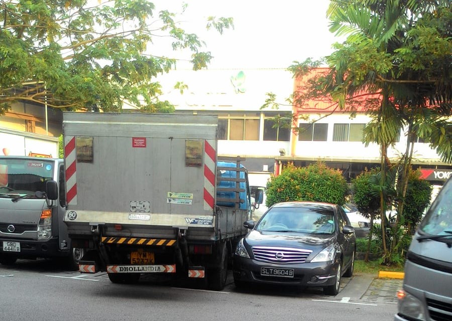 LORRY INTENTIONALLY OPEN DOOR AND BANG CAR @ SHENG SIONG