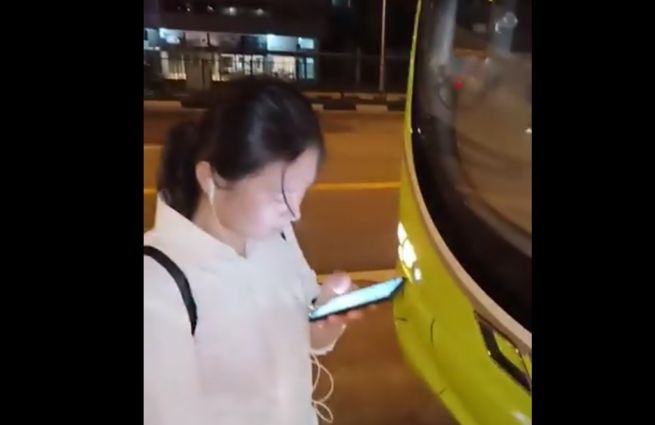 PRC BLOCK BUS BECAUSE SHE MISSED HER STOP. DEMANDS U TURN