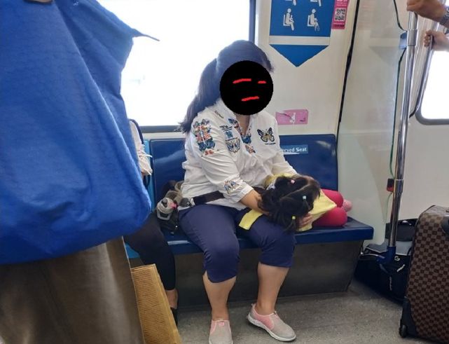 MAN ANGRY OVER PRC FAMILY TAKING MRT SEATS. BACKFIRES INSTEAD