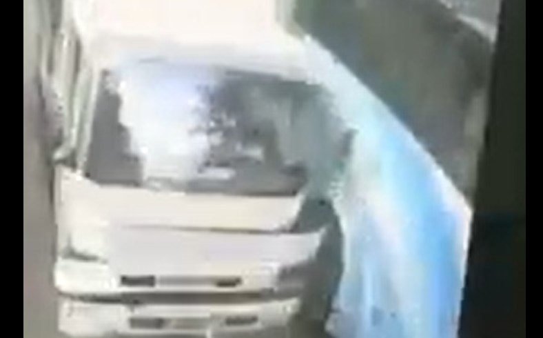 BUS AND LORRY CARRYING FOREIGN WORKERS ACCIDENT AT JURONG ISLAND!